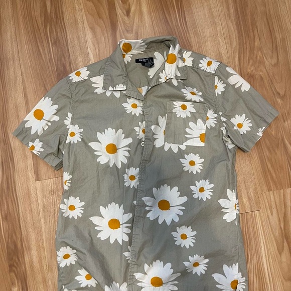 Tilly’s green daisy button up. Size small! - Picture 1 of 4